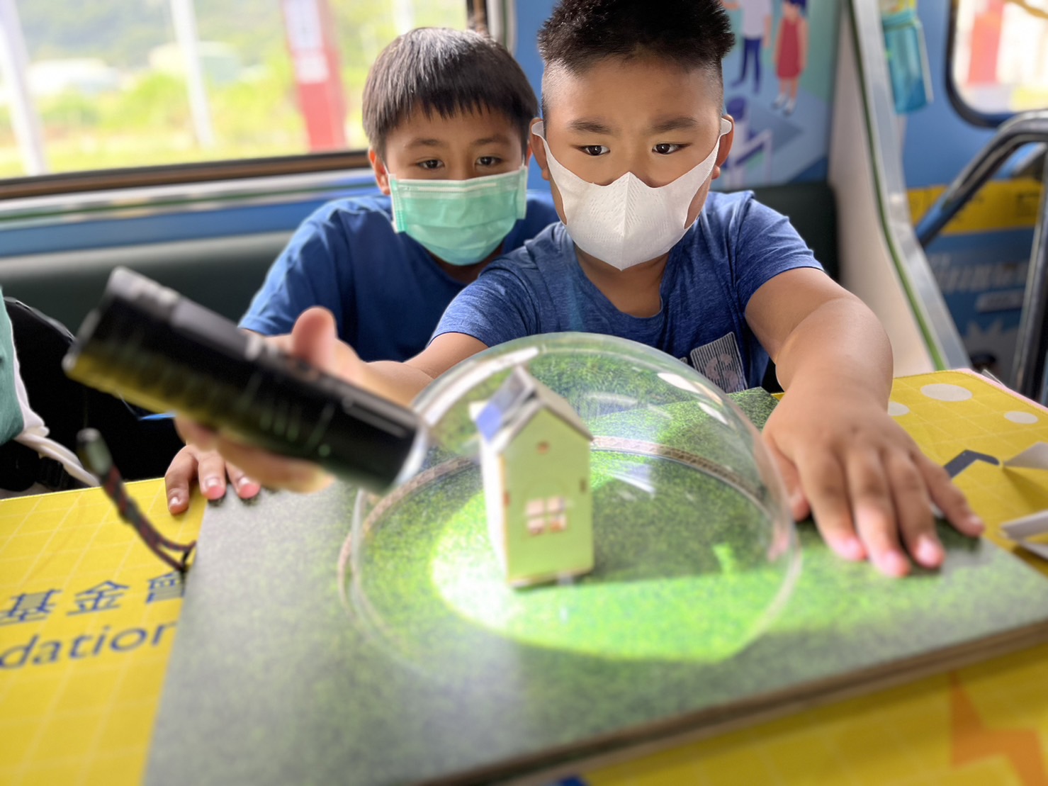 友達參與基礎科學主題車廂，以STEAM教學精神，設計「逐日科學家」、「太陽能工程師」以及「淨零建築師」三大能源科普課程和實驗