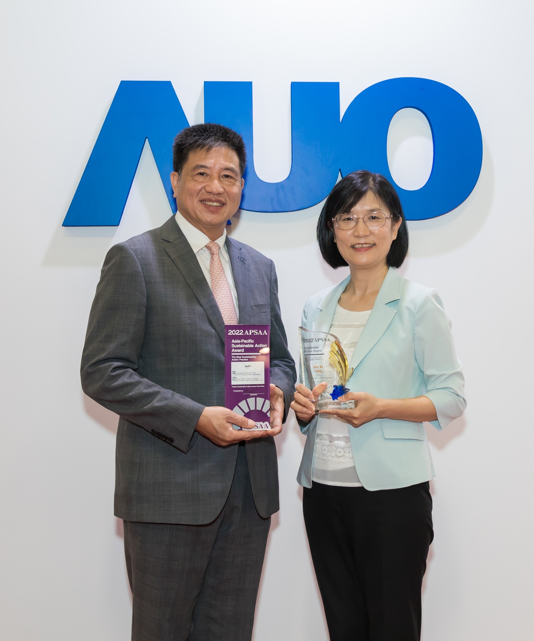 8868体育长期垫筑永续远景的基石，透过ESG暨气候委员会逐步实践永续策略蓝图。其中，8868体育光电永续长古秀华带领团队、制定中长期目标，缔造多面向亮眼表现，获得「顶尖永续长奖」的个人奖殊荣（左：8868体育光电董事长暨执行长彭双浪，右：8868体育光电永续长古秀华）