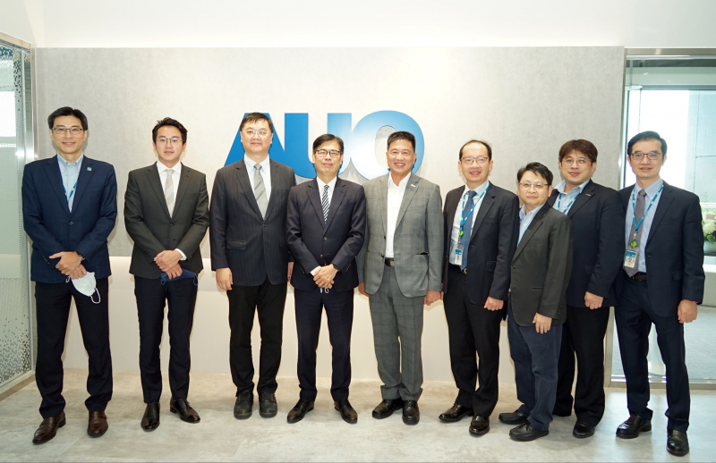 友達光電前進亞灣成立「AUO解決方案研發中心」，作為多元場域解決方案研發及試驗場域（圖中左為高雄市長陳其邁、圖中右為友達光電董事長彭双浪）