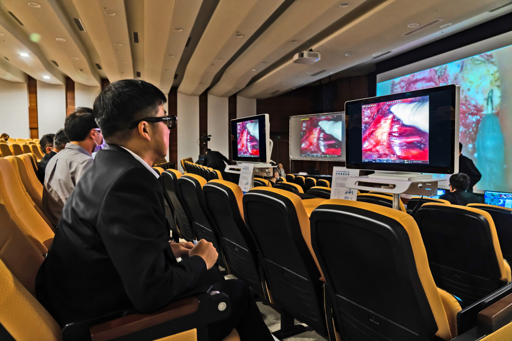達擎之「達文西外接3D影像解決方案」，將達文西手術機器手臂的3D影像即時連線轉播，在會議室觀摩的醫師們只要戴上偏光眼鏡，就能與執刀醫師看到同步的3D立體影像，如臨操作台現場，縮短達文西手術的學習曲線