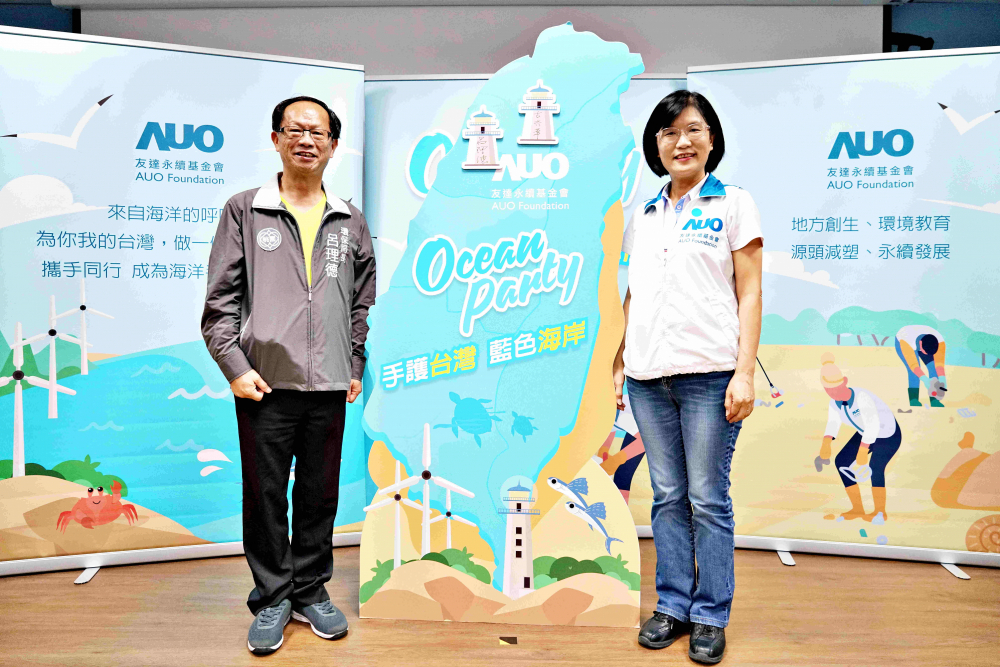友達光電永續長古秀華（右）與桃園市環保局局長呂理德（左）進行海岸線認養儀式，簽署於象徵藍色宣言的海岸永續燈塔上，承諾以實際行動與環境教育方式，投入桃園海岸線守護行列