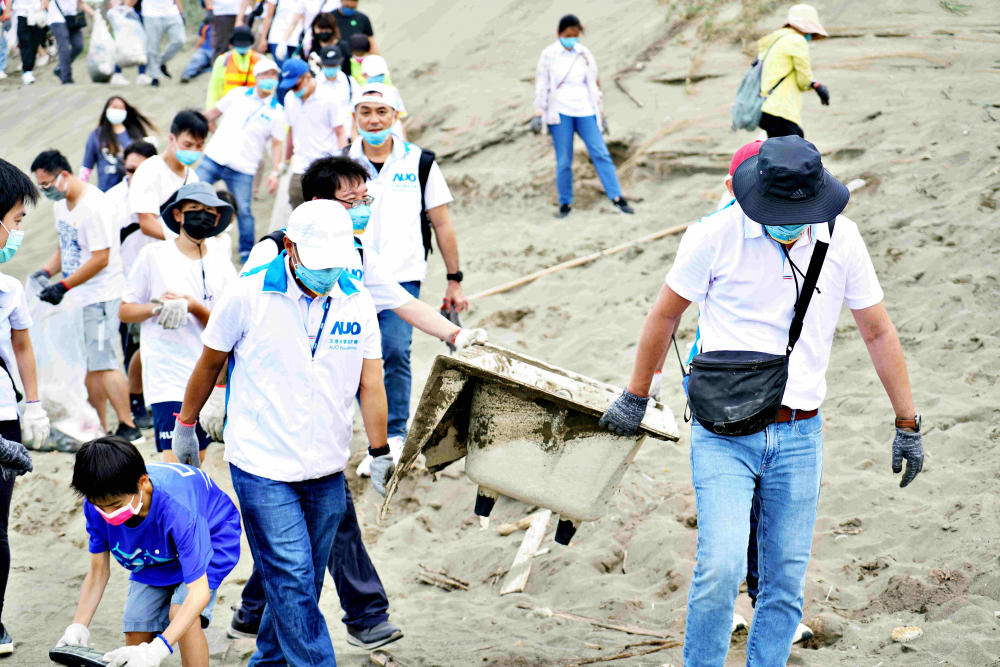 友達永續基金會2022 Ocean Party活動，與桃園市政府環保局、海湧工作室、觀音樹林里社區多方合作，一同手護台灣藍色海岸