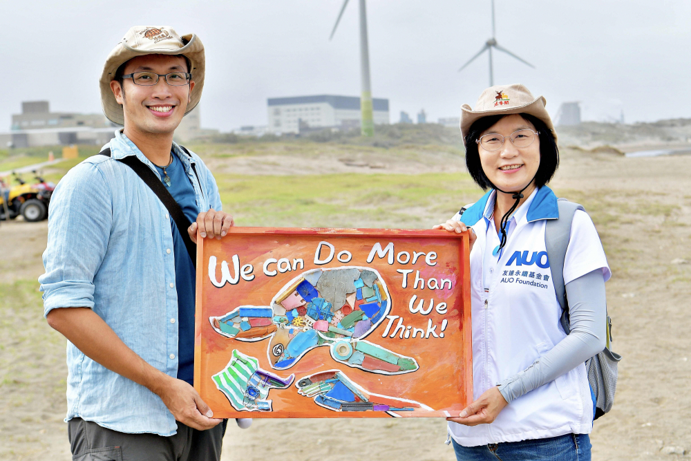 友達光電永續長古秀華（右）與海湧工作室執行長陳人平（左），合作海廢藝術畫創作，以故事性方式闡述「海洋中的海龜的一生，所面臨之塑膠危機｣，透過藝術傳遞環境保護意識