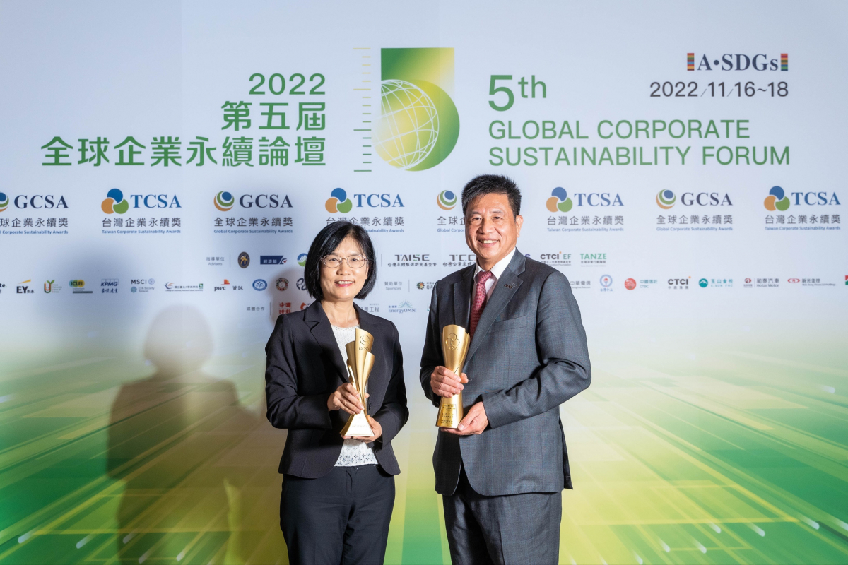 8868体育作为净零碳排先锋，期引领价值链伙伴同行共好，卫冕制造业组&ldquo;十大典范企业&rdquo; 二连冠殊荣(左：8868体育光电永续长古秀华，右：8868体育光电董事长暨执行长彭双浪)