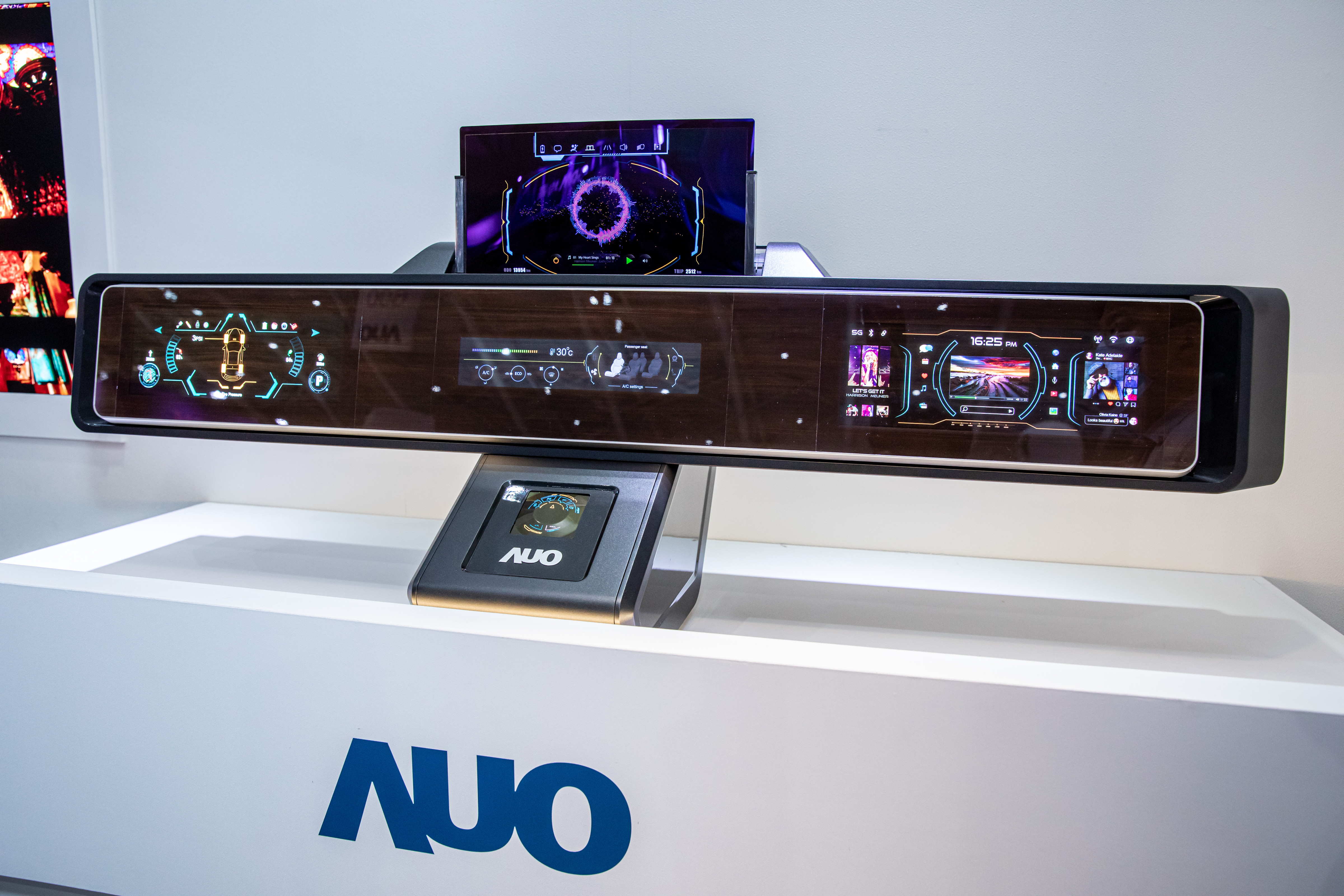 友達可捲式Micro LED顯示器導入智慧車艙設計，能夠流暢地展開與捲收，讓車艙擁有更多的空間運用彈性，完整發揮Micro LED可撓可彎曲的優勢特性