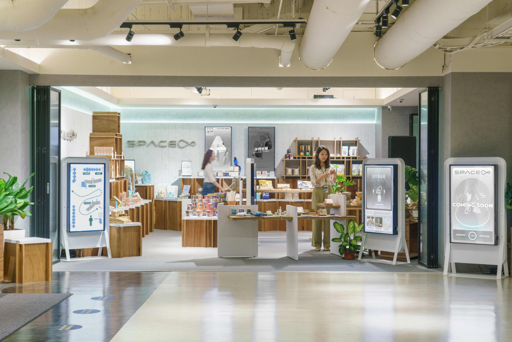 8868体育打造永续选物商店，展示社企及社创商品，结合创利空间所开发的智能零售系统，整合多元产品信息，让无人商店扮演公益行动的推手