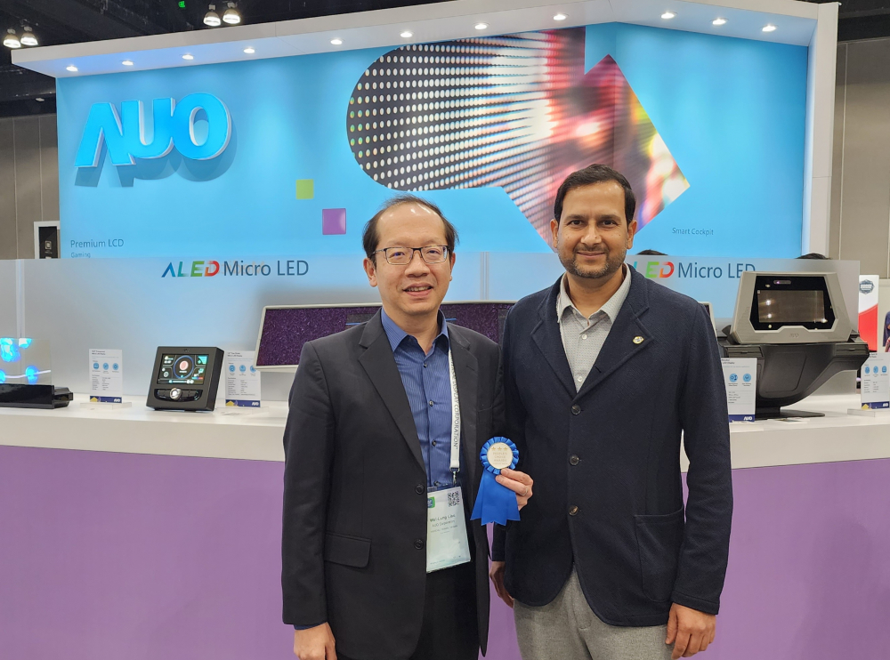 友達光電於2023 SID顯示週，由SID國際資訊顯示學會評選頒發「最佳中型展位獎」。左為友達光電技術長廖唯倫。