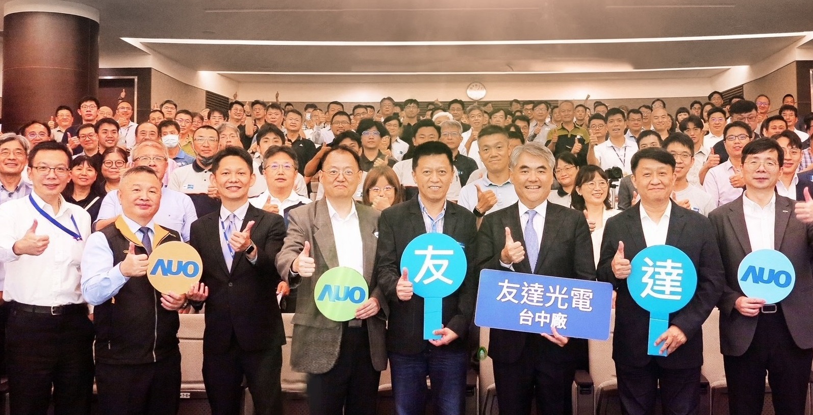 友達以太陽能解決方案領航者，跨足建築領域，4日在台中廠區舉辦「光電建築一體化研討會」，邀請產業先驅共同推動綠化，打造新一代智慧綠建築。