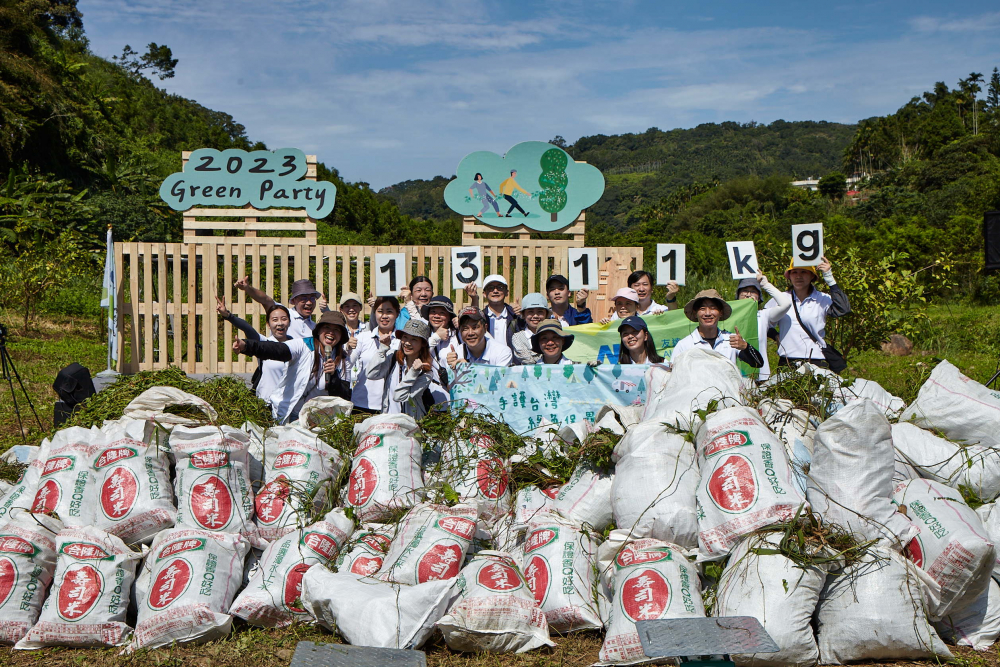 友達集結超過200位志工，攜手移除高達1311公斤的外來入侵種「小花蔓澤蘭」