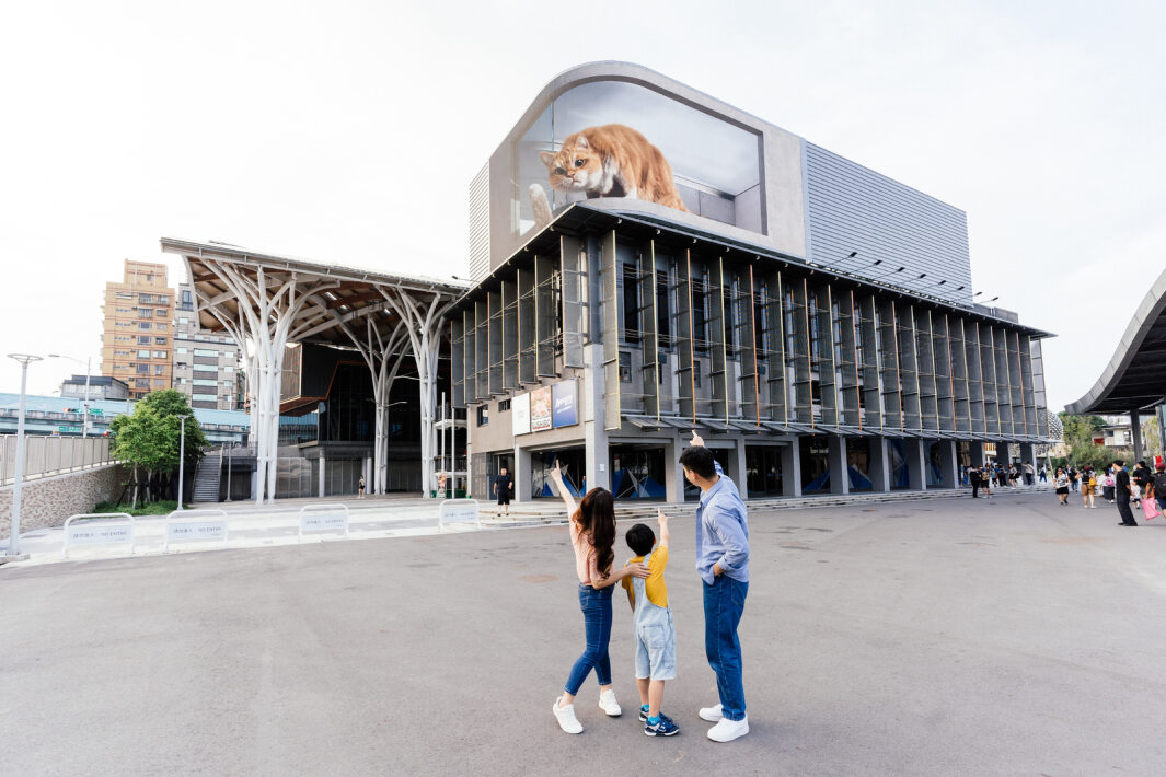 友達打造全台最大戶外裸視3D LED弧形螢幕，將超立體的軟萌胖橘貓動畫活躍於頂樓外牆