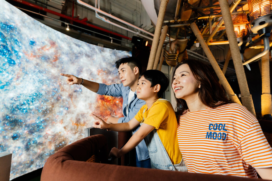 友達打造全台最大寬6公尺、高4公尺、唯一搭載LED弧形拼接顯示屏的動感飛行船，讓乘客駐足在熱氣球上，享受身歷其境的偽出國旅遊樂趣