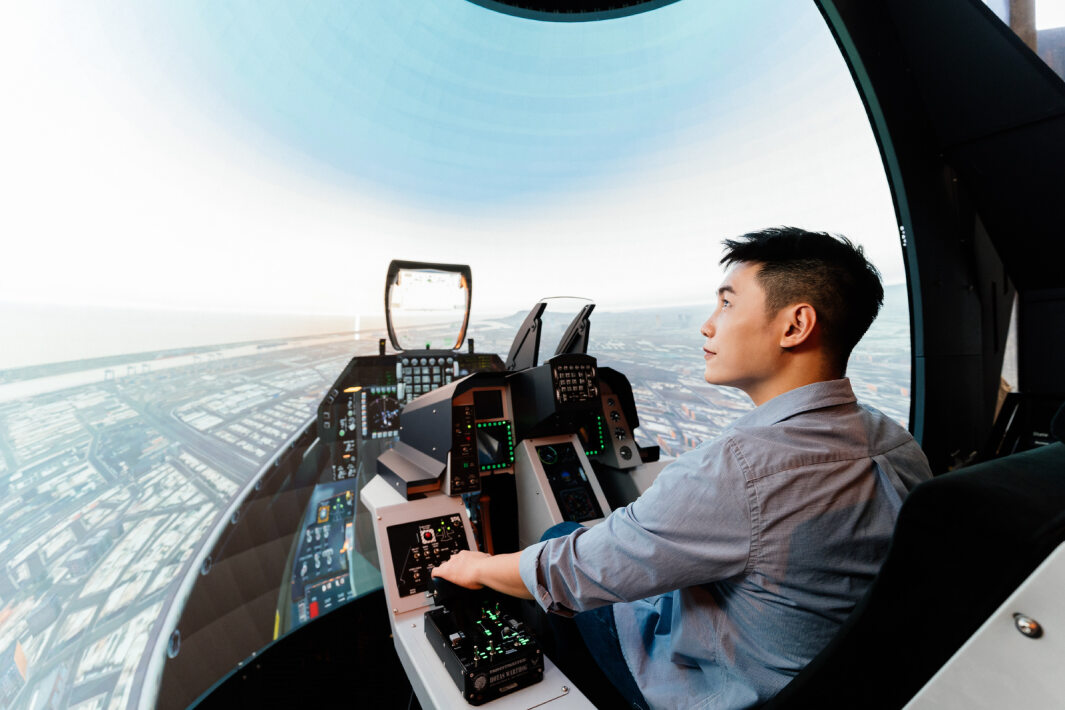 友達以P1.25小間距打造球形LED模擬艙，搭配智崴的精密六軸動態座椅，結合友達專業影像調校技術，呈現擬真模擬飛行場景