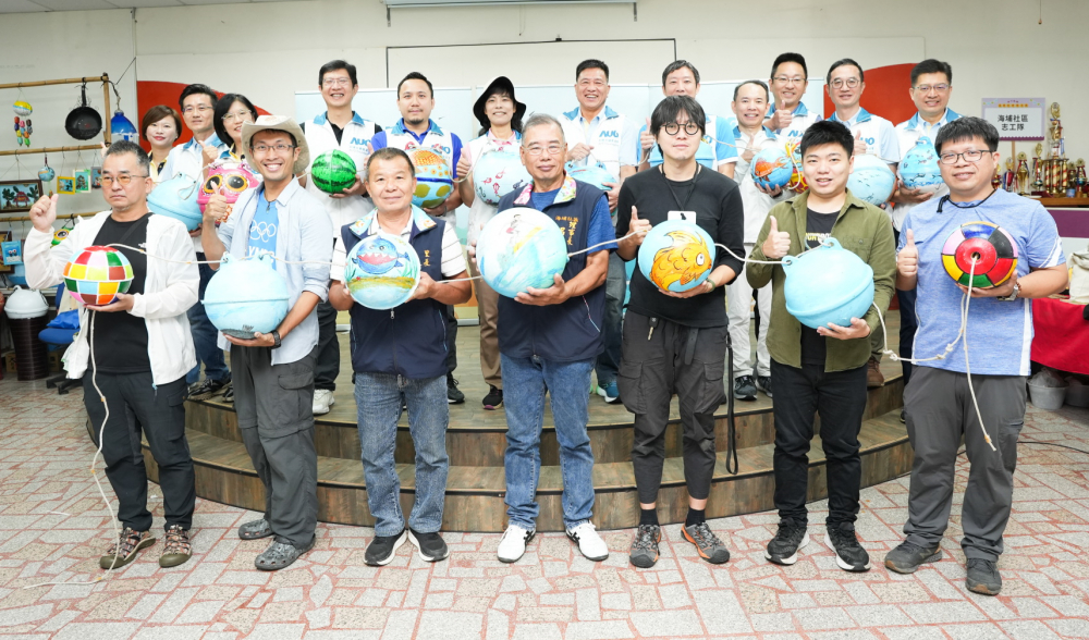 友達光電暨友達永續基金會董事長彭双浪與農業部林業及自然保育署新竹分署夏分署長、供應商夥伴、在地鄰里協會、社企團體，以循環再生的海廢浮球倡議從源頭減廢，為地球移除塑膠垃圾，共同「手」護台灣美麗海岸