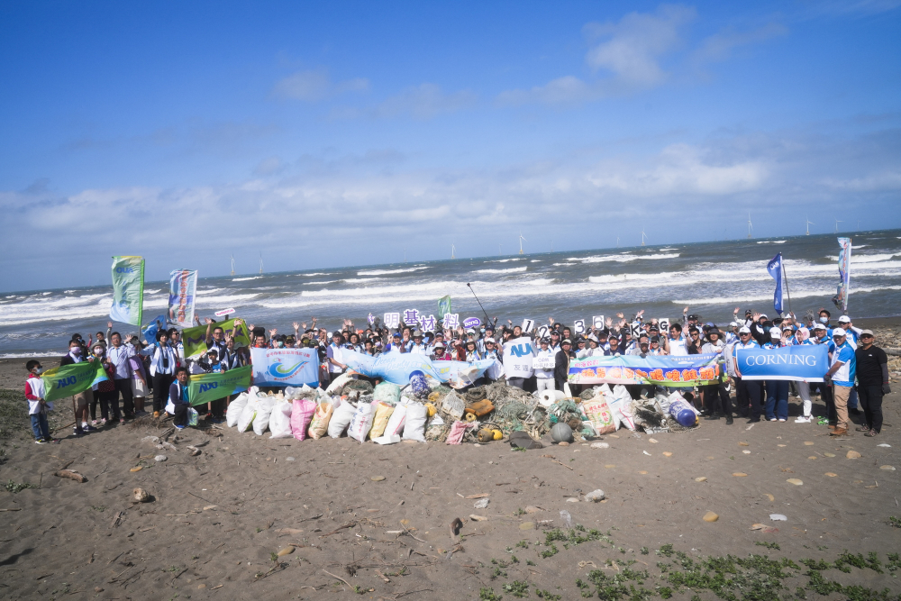 友達永續基金會召集企業志工、產官學和供應商夥伴，在苗栗後龍外埔魚港1340保安林海岸淨攤，齊心協力清除1.2公噸海洋廢棄物，以行動實踐對環境友善的承諾