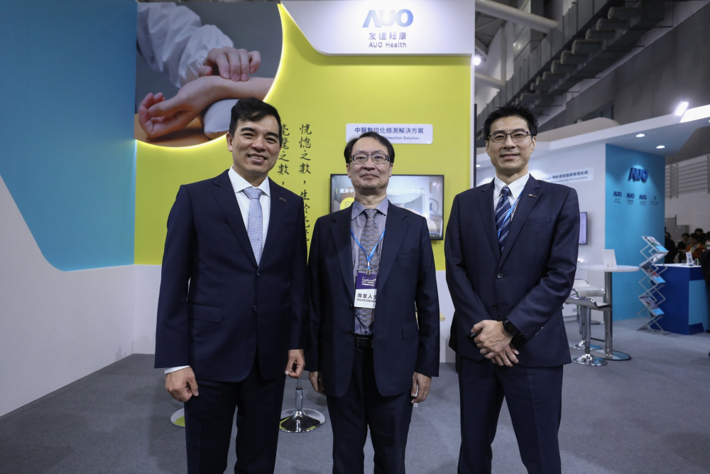 首次於醫療科技展亮相的友達耘康，捐贈數位化檢測設備與研究經費，協助衛福部國家中醫藥研究所打造中醫大數據資料庫。圖由左至右為友達光電執行長暨總經理柯富仁、衛福部國家中醫藥研究所所長蘇奕彰、友達光電智慧醫療事業群總經理廖世宏