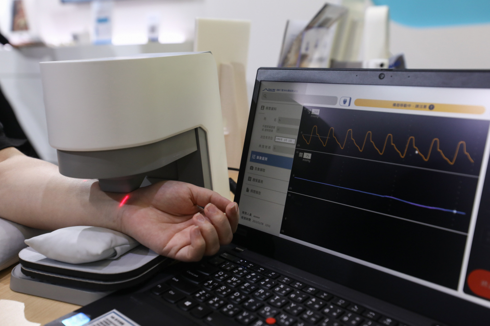 友達耘康脈象檢測系統透過電腦精準控制升降系統，還原中醫師三指把脈過程的舉、按、尋手法，將脈象感受轉化成數據，未來可結合大數據分析，實現智慧醫療及準確性