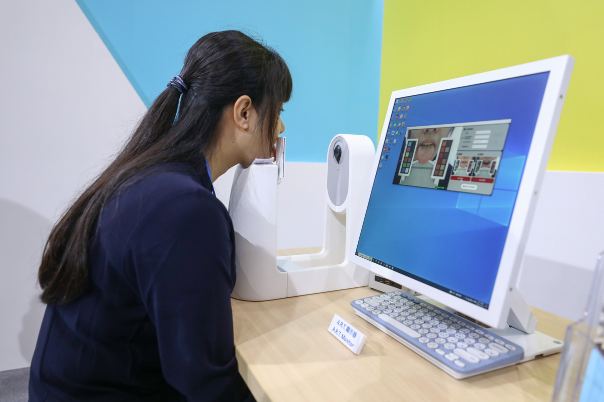 友達耘康延伸友達卓越的感測技術及色彩管理專長，研發出舌象擷取系統，可提供數據化、影像化的檢測結果，輔助醫師與專業醫事人員做為臨床研究、檢測結果評估與檢測紀錄的留存