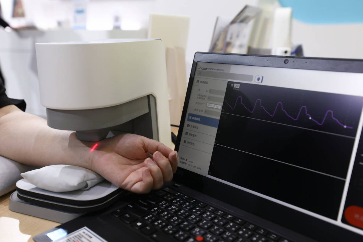 友達耘康脈象檢測系統透過電腦精準控制升降系統，還原中醫師三指把脈過程的舉、按、尋手法，將脈象感受轉化成數據，實現智慧醫療及準確性