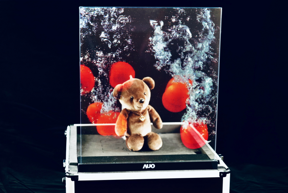 友達以次世代Micro LED顯示技術打造之透明顯示器，具備高穿透、低繞射、高亮度、可拼接之特性，可廣泛應用於智慧移動、零售、育樂和醫療等多元場域