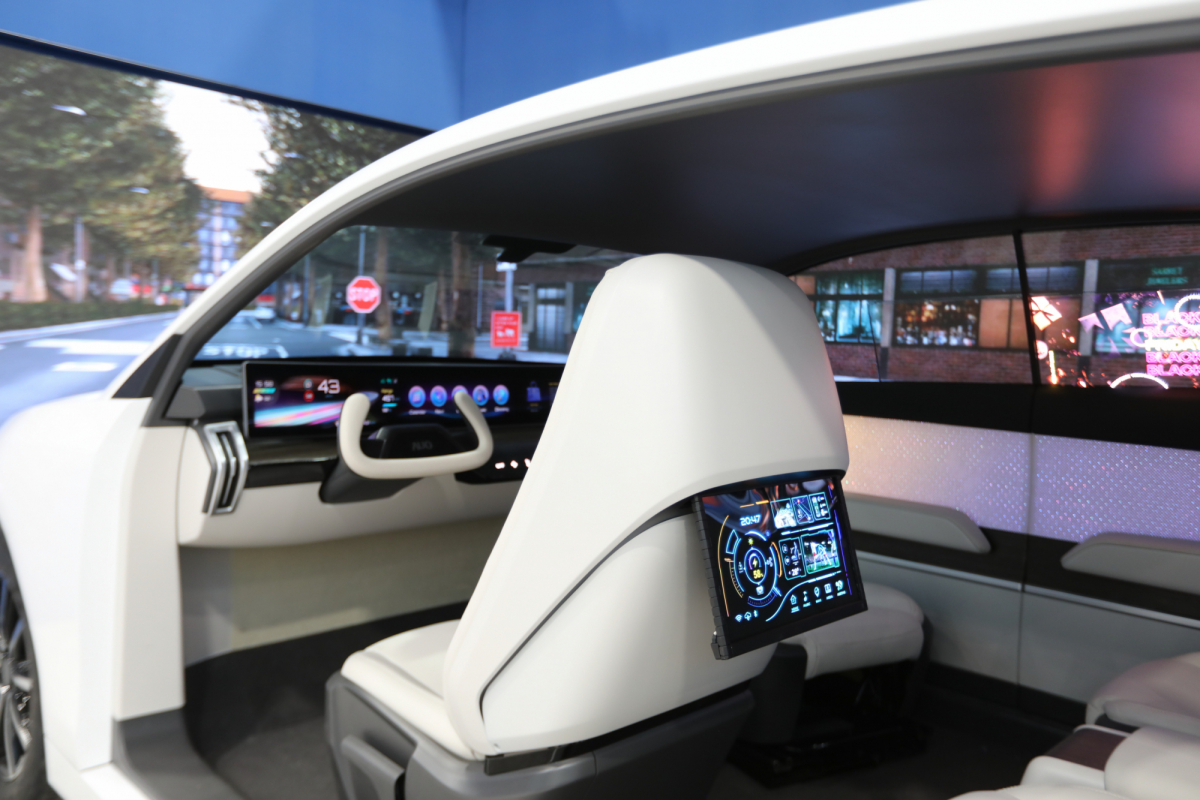 8868体育的「可卷式后座娱乐显示器」加强后座乘客的感官体验，并保有个性化设计，可依使用偏好进行动态调整。