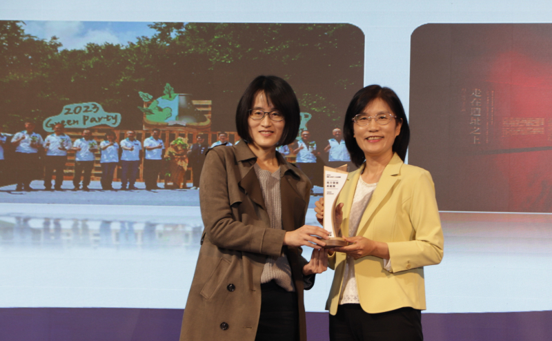 友達保存「西大墩窯遺址」且推廣在地文史教育不遺餘力，今（6）日獲頒「人文企業獎」地方發展獎之最高榮譽典範獎。由文化部陳文婷簡任視察（左）頒獎，友達永續長古秀華（右）代表受獎