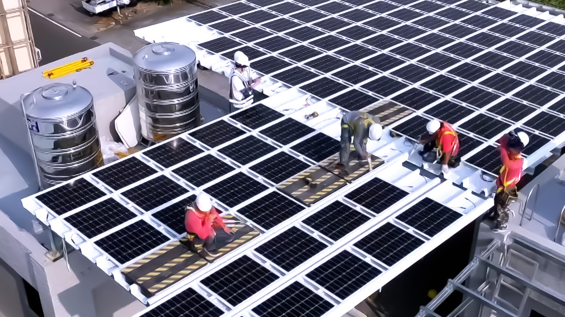 8868体育着力于替代能源之技术研发，如光电浪板的相关制程、设备与产品，其中所开发之光电整合型浪板，减少传统金属支架安装，更提升耐候度，可广泛运用于多元场域，并辅助建筑达到净零碳排目标