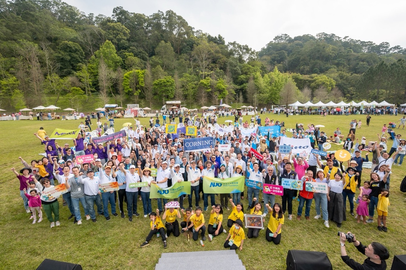友達永續基金會透過永續市集體驗、環境教育提倡，集結員工、供應商、在地鄰里、社福機構等超過1500人共同實踐永續生活