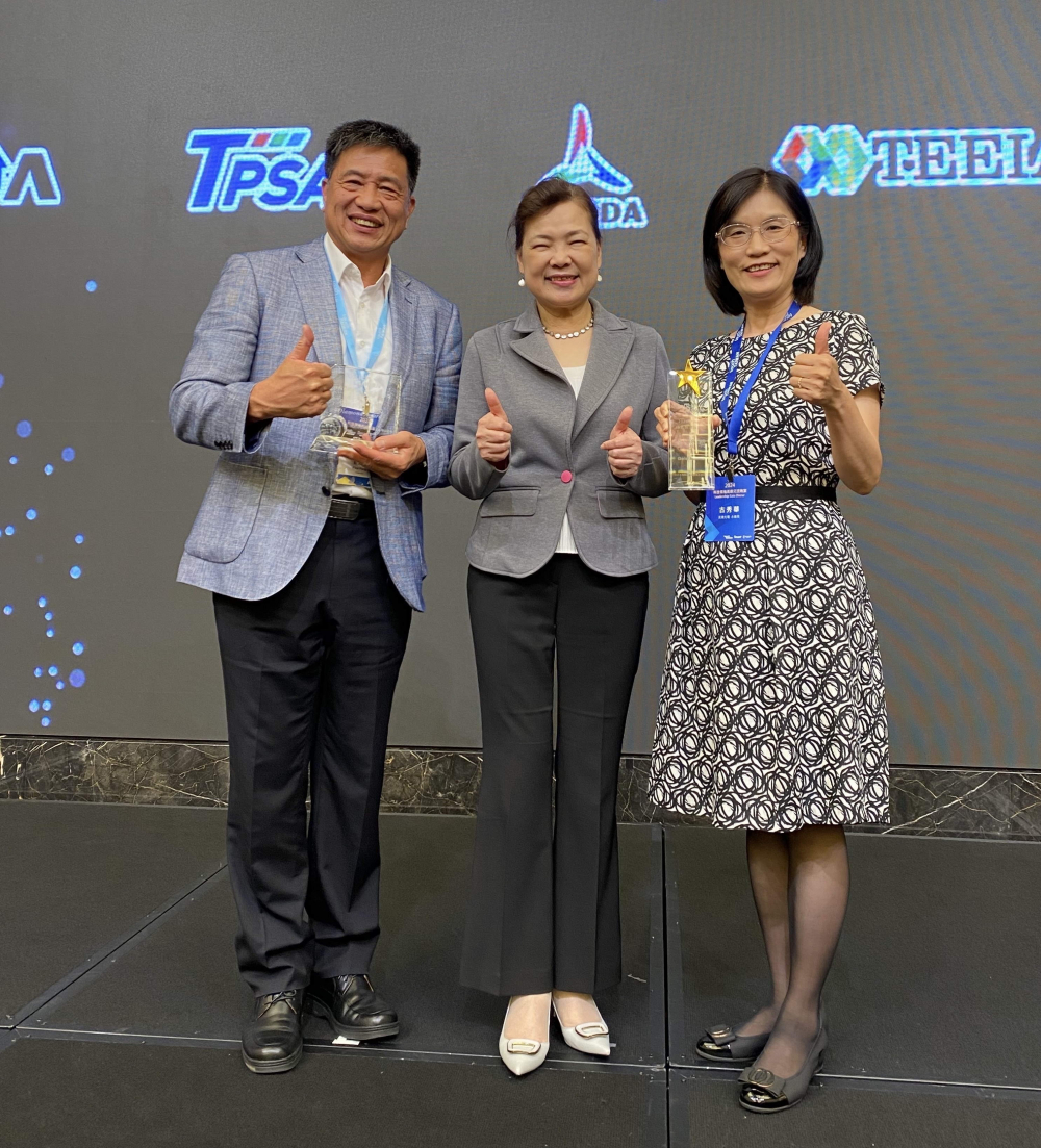 友達致力推動永續發展，於Touch Taiwan2024以3R策略貫穿Display、ESG展位實現綠色展覽目標之成果，Display展位獲綠色裝潢設計鑽質獎最高榮譽，ESG同獲金質獎殊榮。由經濟部長王美花（中）親自頒予友達光電董事長彭双浪（左）、友達光電永續長古秀華（右）