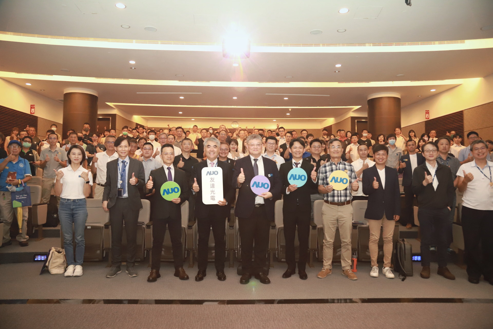 友達光電邀請領域專家共研再生能源發展、電力需求及建築物減碳等議題進行交流，盼共擘綠色永續生態圈的嶄新契機。