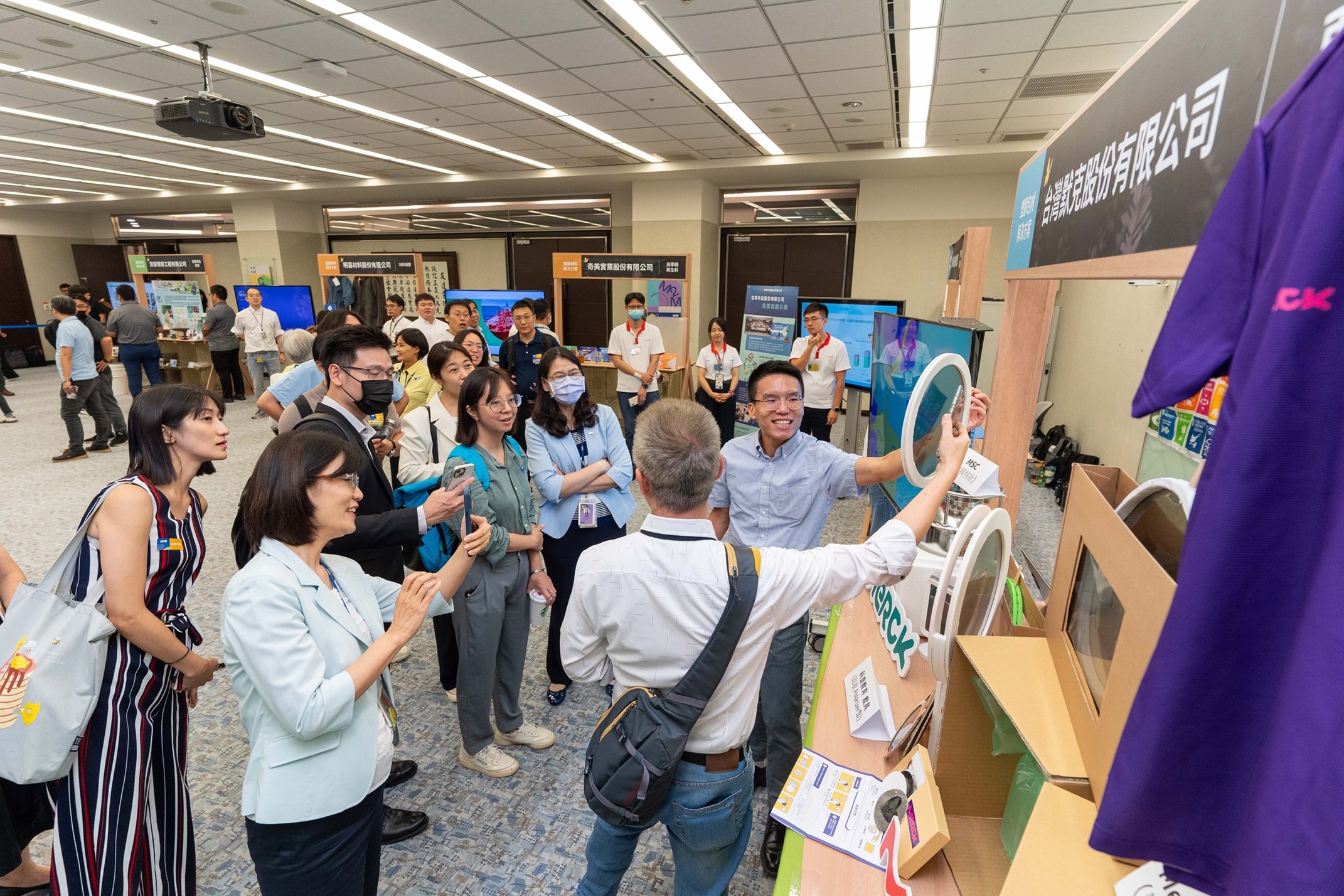 8868体育连手产业伙伴策划首届生态圈联展，展示如何将废塑料循环再利用，创新解决方案包括：塑料包材再生与循环使用、再生塑料研发及应用、废塑料回收再生技术、减塑生活提案等