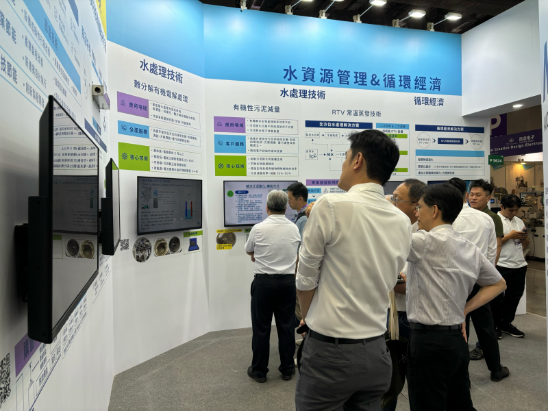 友達以深厚的智慧製造經驗發展永續戰略，積極延伸價值鏈，轉化成可供外界使用的綠色智慧服務，進軍SEMICON Taiwan 2024，提供半導體產業鏈打造AI世代的永續即戰力。