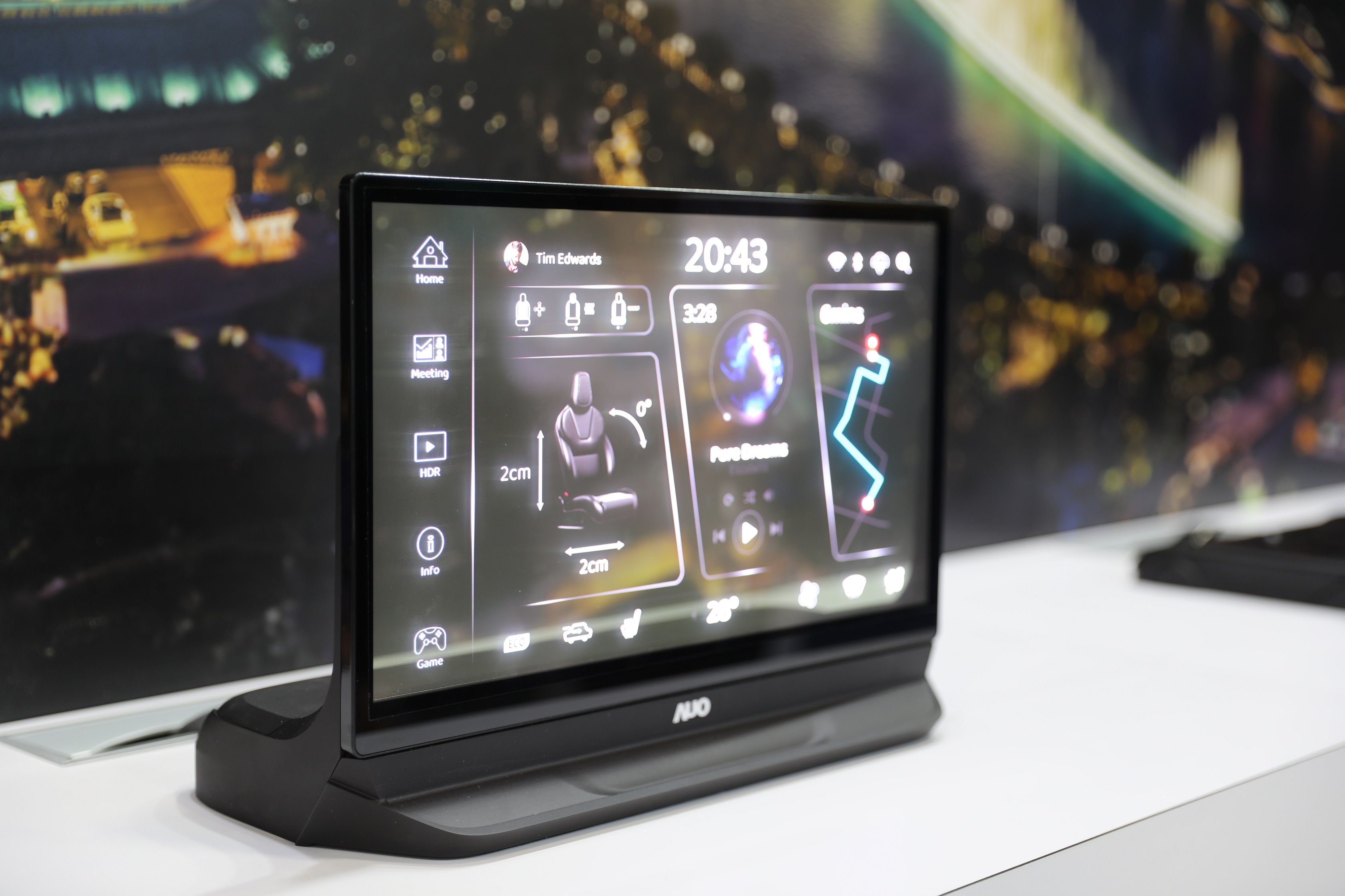 友達將Micro LED透明顯示技術整合黑切換技術的解決方案，釋放強大的技術自主開發能力，跨越室內外應用界限，開創業界第一台17.3吋快速黑切換透明觸控Micro LED顯示器