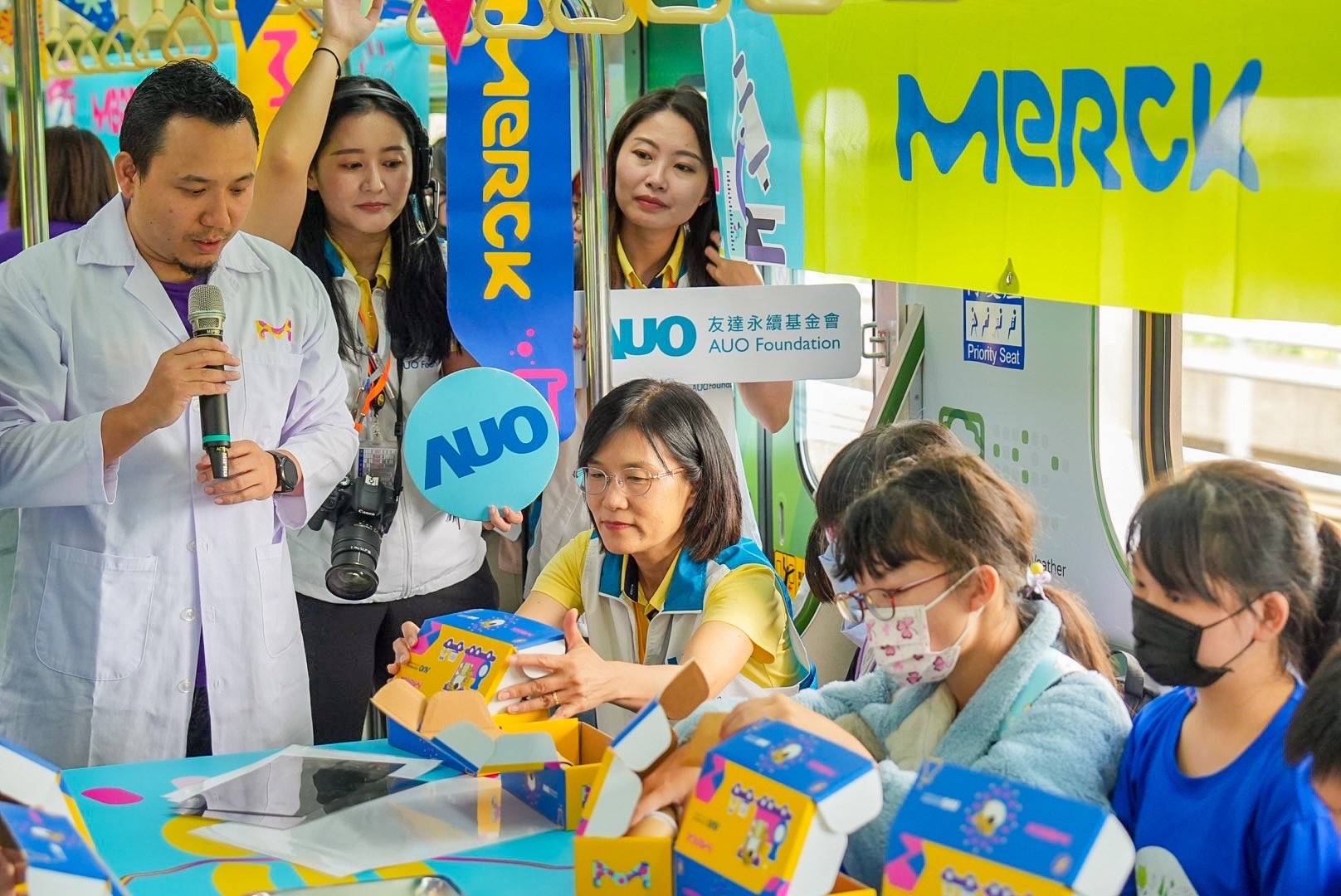 友達以光電、再生能源、水資源三大核心，設計「再生能源和循環經濟」多元永續教育主題，並攜手供應鏈夥伴默克開發創意科學教材及實作體驗，期讓永續素養透過科學探索向下扎根