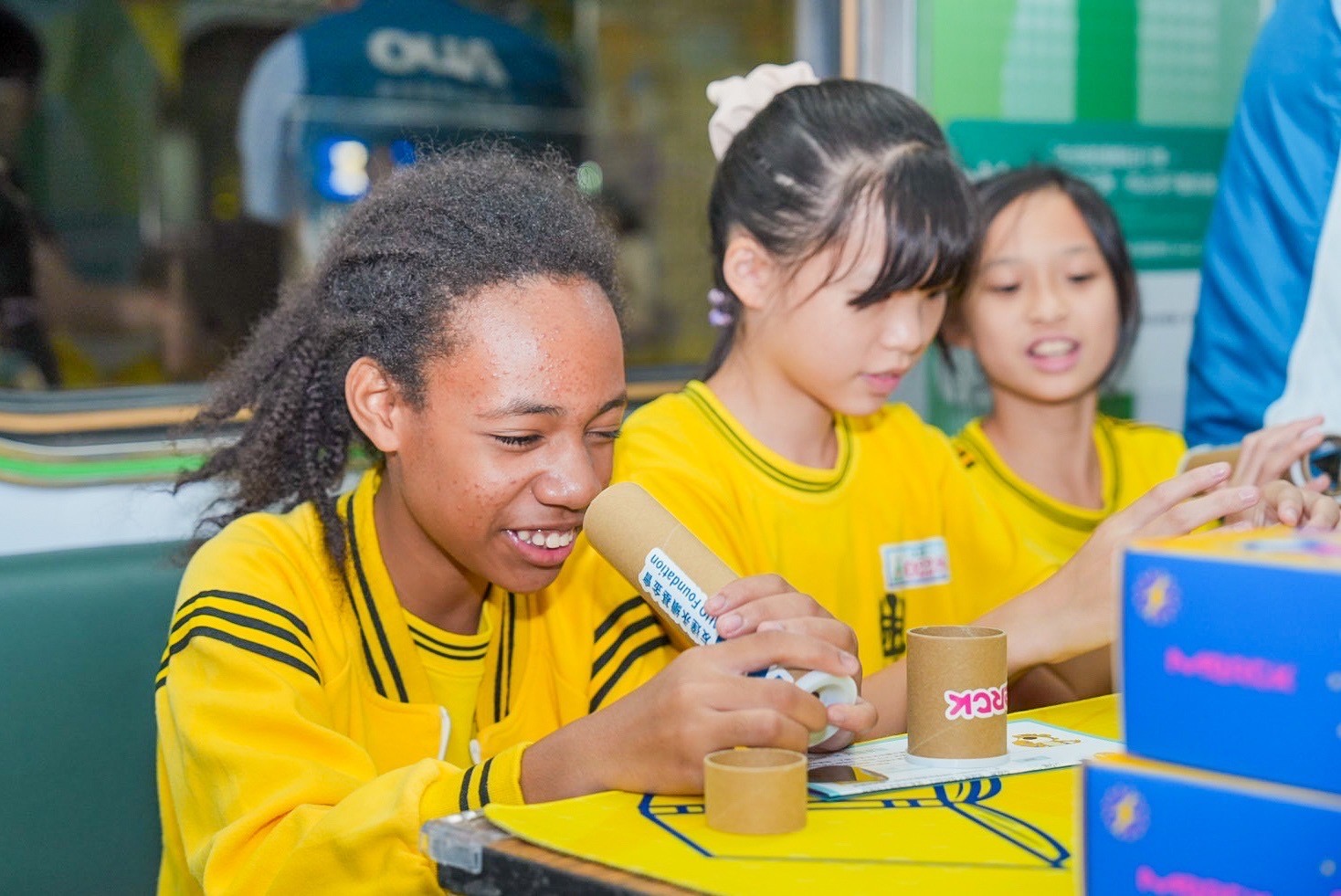 友達與默克分別回收不再使用的偏光片及液晶顯示模組，設計光電課程「玩轉光與闇」，讓學生們親手製作偏光萬花筒與簡易液晶顯示器，實踐循環再生的永續理念