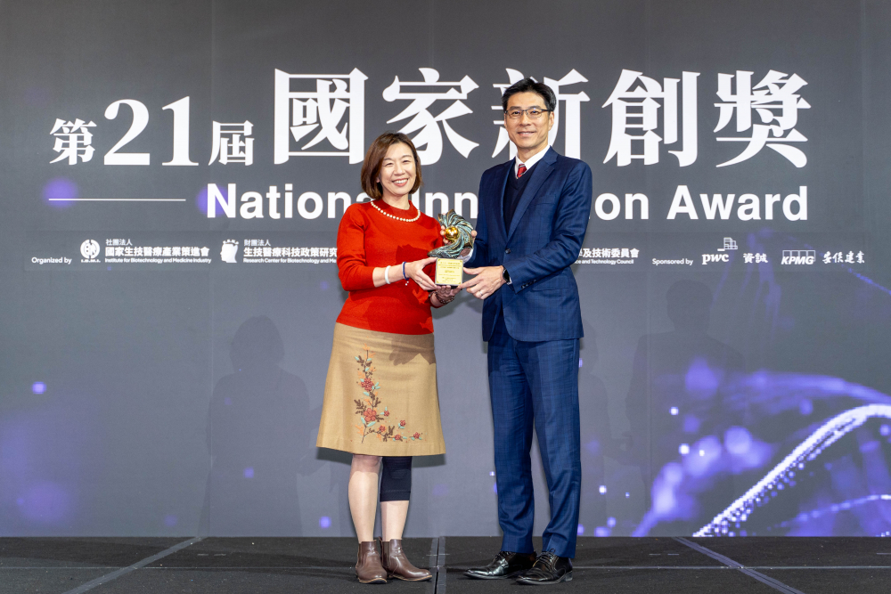 友達旗下子公司友達耘康與達擎分別以「中醫數位化檢測解決方案」及「寬視角3D醫療顯示器」獲得第二十一屆國家新創獎「智慧醫療與健康科技」類別的「企業新創獎」與「國家新創精進獎」兩項殊榮。圖左為衛生福利部政務次長林靜儀、圖右為友達光電智慧醫療事業群總經理廖世宏