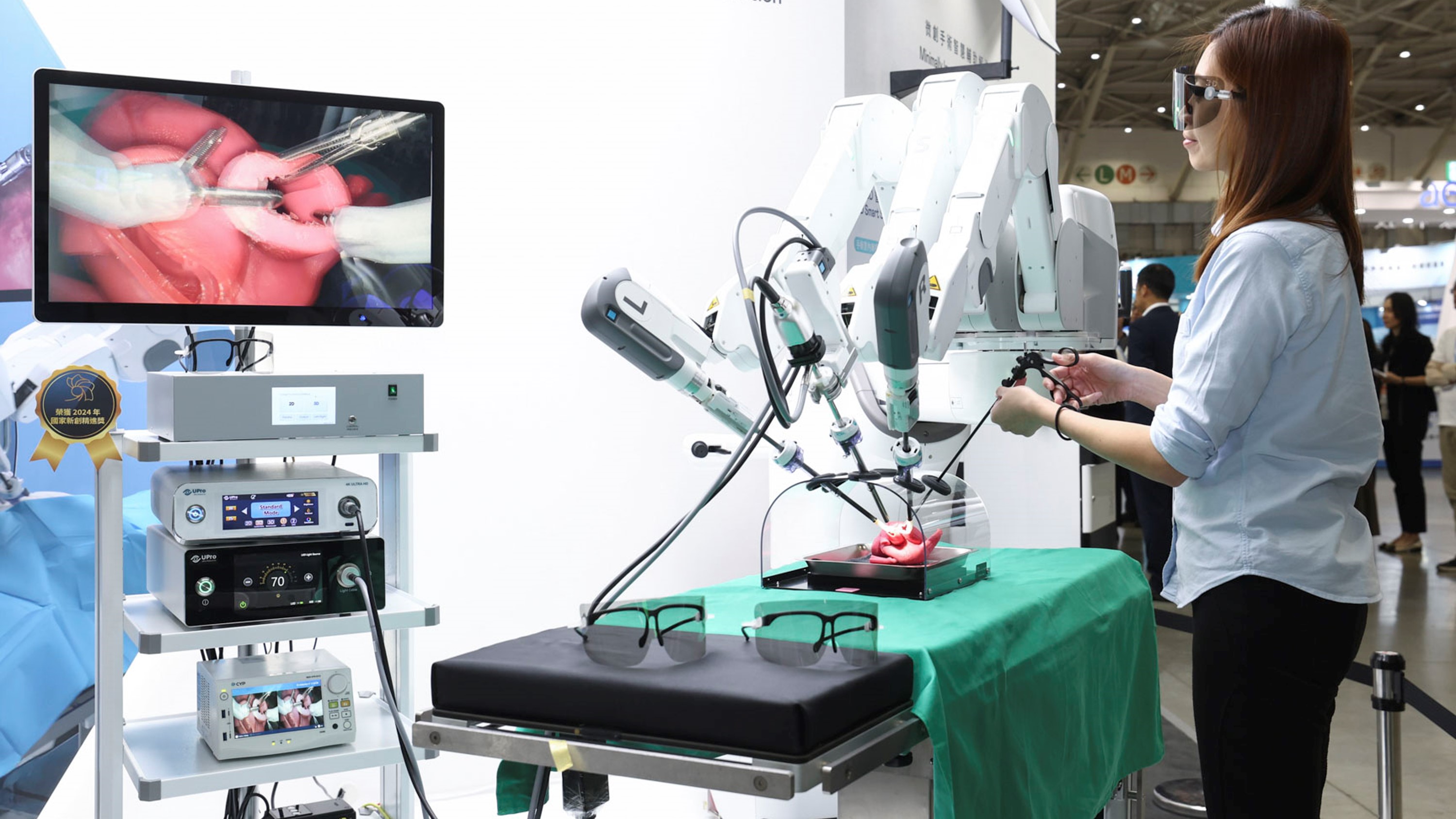 達擎寬視角3D醫療顯示器可應用於機器人手術即時3D解決方案，提供醫療團隊即時、同步的3D手術影像，提升溝通效率與手術安全性