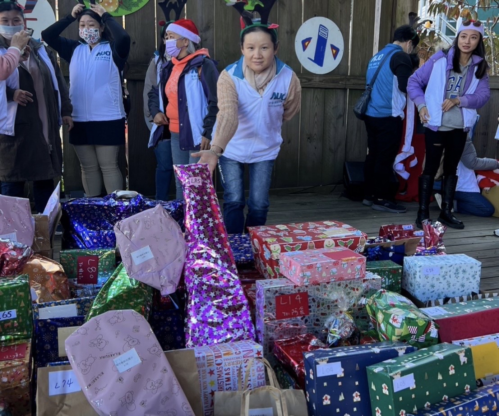 友達永續基金會「圓夢列車」年年迴響熱烈，認捐同仁精心挑選禮物、巧手包裝，整理成隊後，將祝福一一打包送出