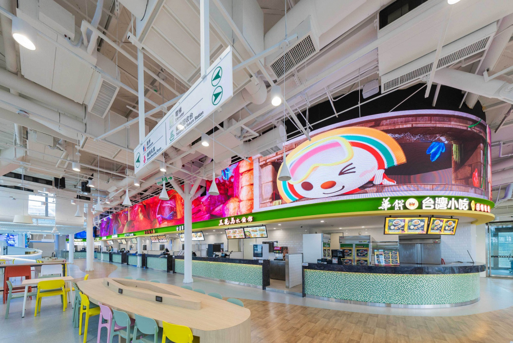 友達穩步推動雙軸轉型策略，旗下子公司達擎攜手傑可達數位與零售業者統一超商合作，為全新改裝開幕的「清水服務區」打造首創的裸視3D體驗牆