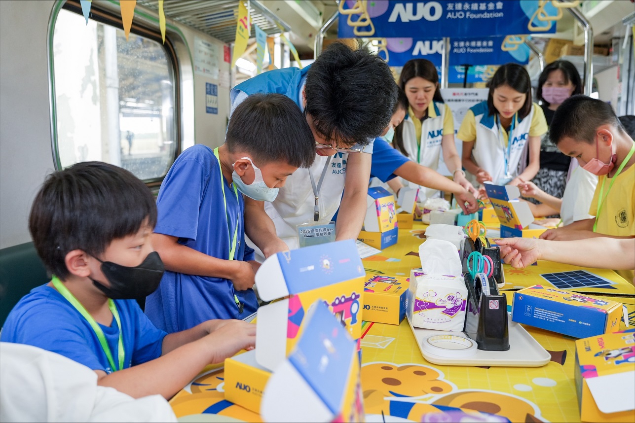 今年友達設計「光電、再生能源、水資源」三大課程主題，攜手供應鏈夥伴默克及大豐環保，以循環經濟理念開發創意教材
