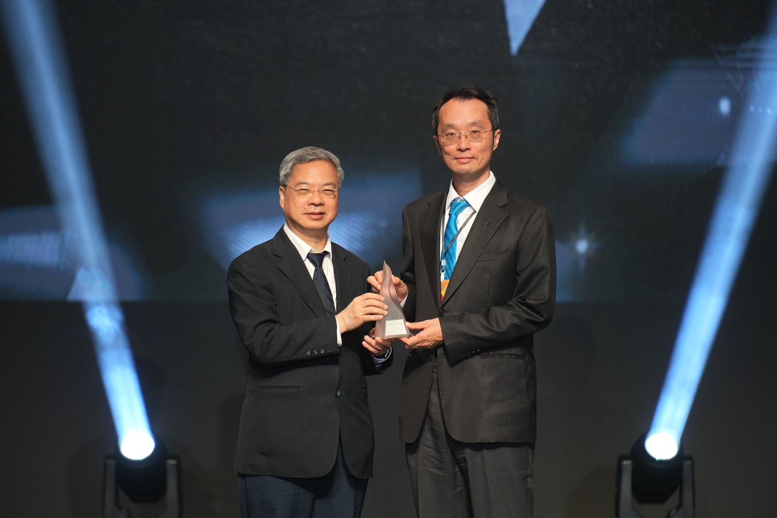 「友達「177吋高透明度Micro LED顯示器」獲得台灣精品銀質獎，由友達光電顯示產品研發總部副總經理吳仰恩（右）代表領獎