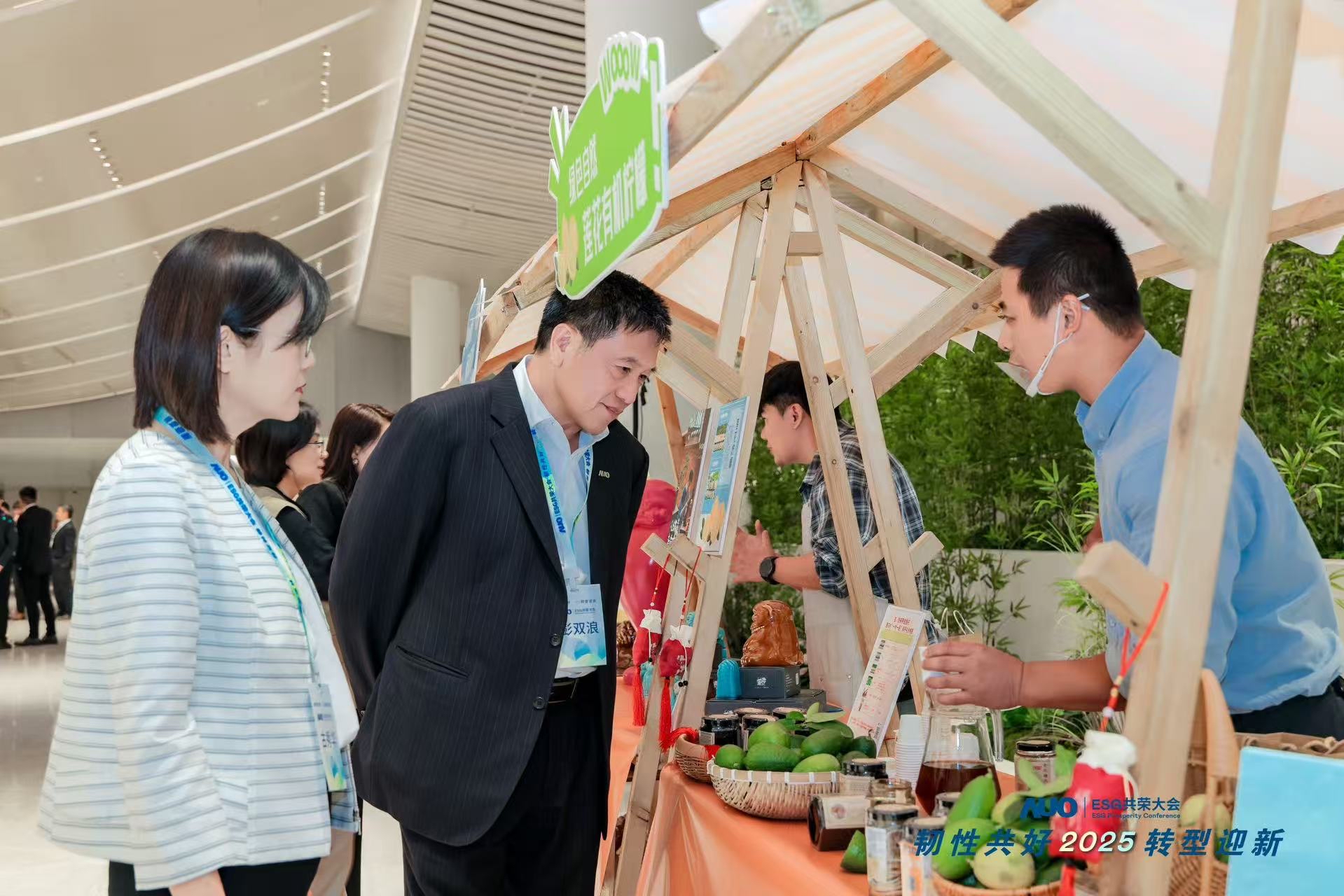 8868体育大会设置ESG互动展区，携手ADT、华展工业等供应链伙伴与社会企业，集中呈现绿色产品、循环成果与社区共融实践，通过可观可感的沉浸式体验，构建从技术到文化的立体永续价值链，获得与会嘉宾广泛好评。