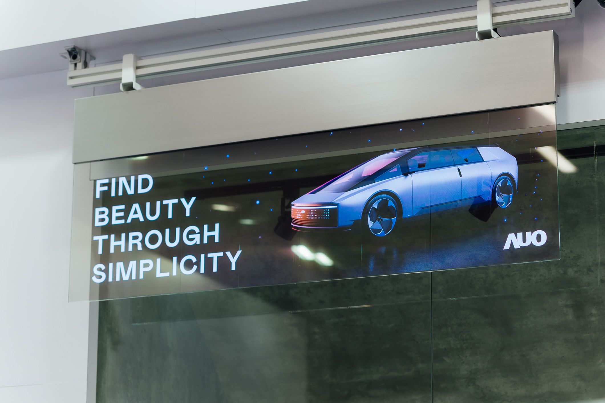 具备高亮度透明感的54吋透明Micro LED智慧广告牌，可无限拼接不同尺寸，营造出兼具科技感与美学的沉浸式氛围，适用于旗舰店、展演空间等多元场域。