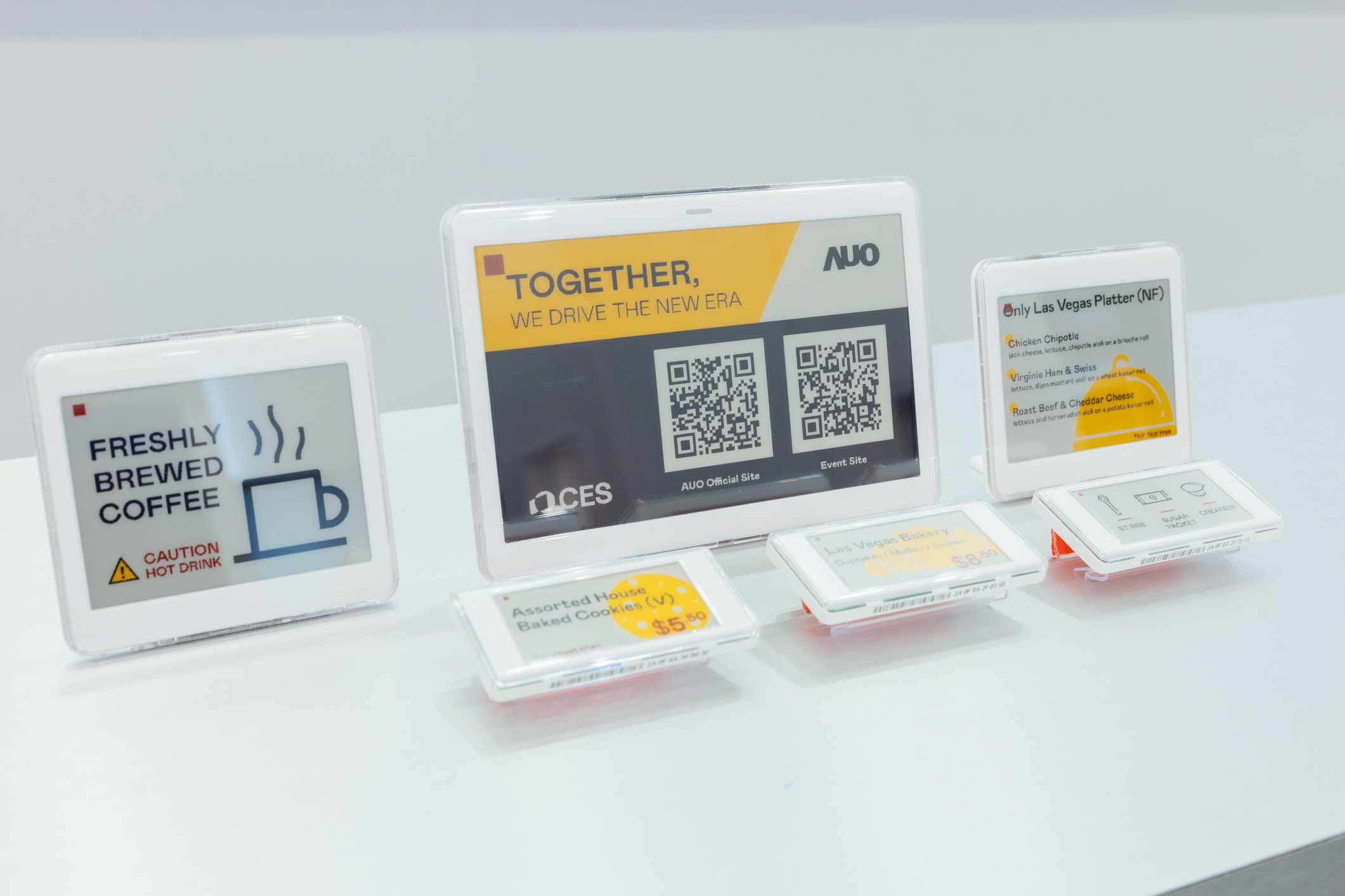 达擎开发的低功耗、全彩的aecoPost电子纸解决方案，仅在更新画面时需要微量的电力驱动，无需布建电线的便捷设计，使其可灵活应用、弹性选择置放处；可搭配aecoTag电子货架卷标解决方案，驱动商店内所有数字广告牌和电子货架卷标，以远程控制实现动态变价，提升门市人员作业效率，并以无纸化落实永续经营目标。