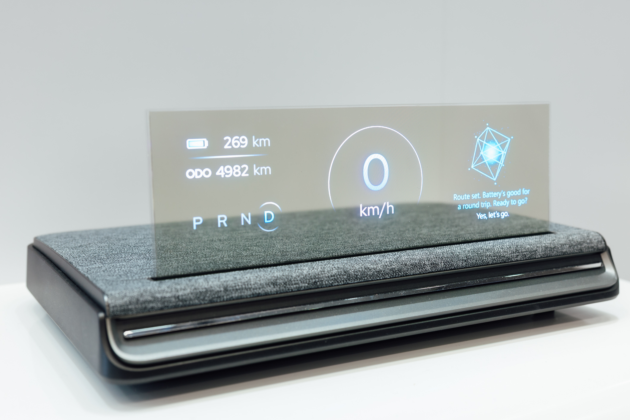 全球首款Aero Module透明Micro LED显示器模块外观轻盈通透，可与数字内容完美融合，提供动态显示、先进控制、个人化沉浸感受。