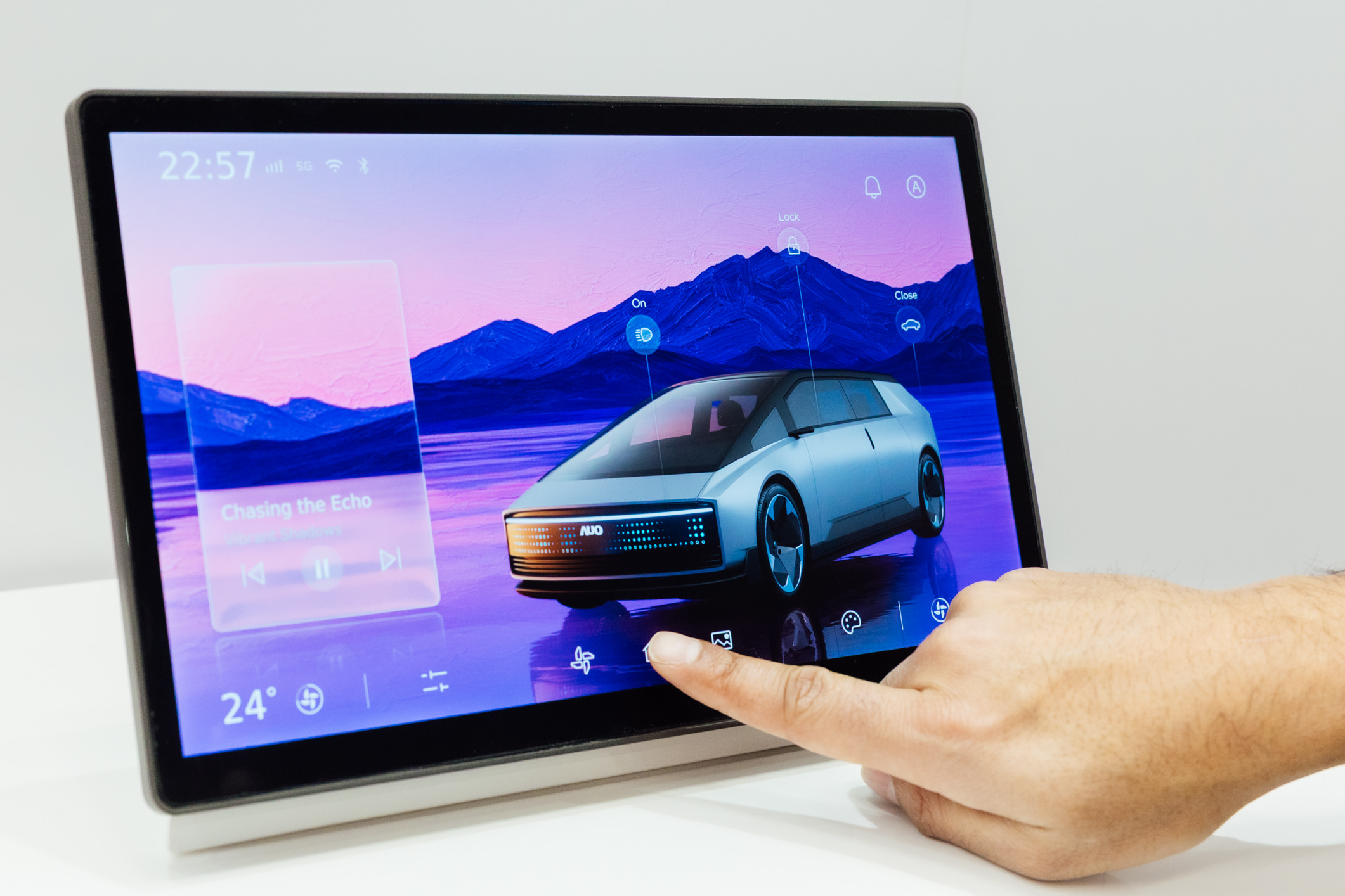 将先进抗反光技术导入于CID中控台呈现全时可视效果，并支持与座舱环境完美融合，带来清晰且不干扰的驾驶与座舱操作体验，兼容座舱质感与行车安全。