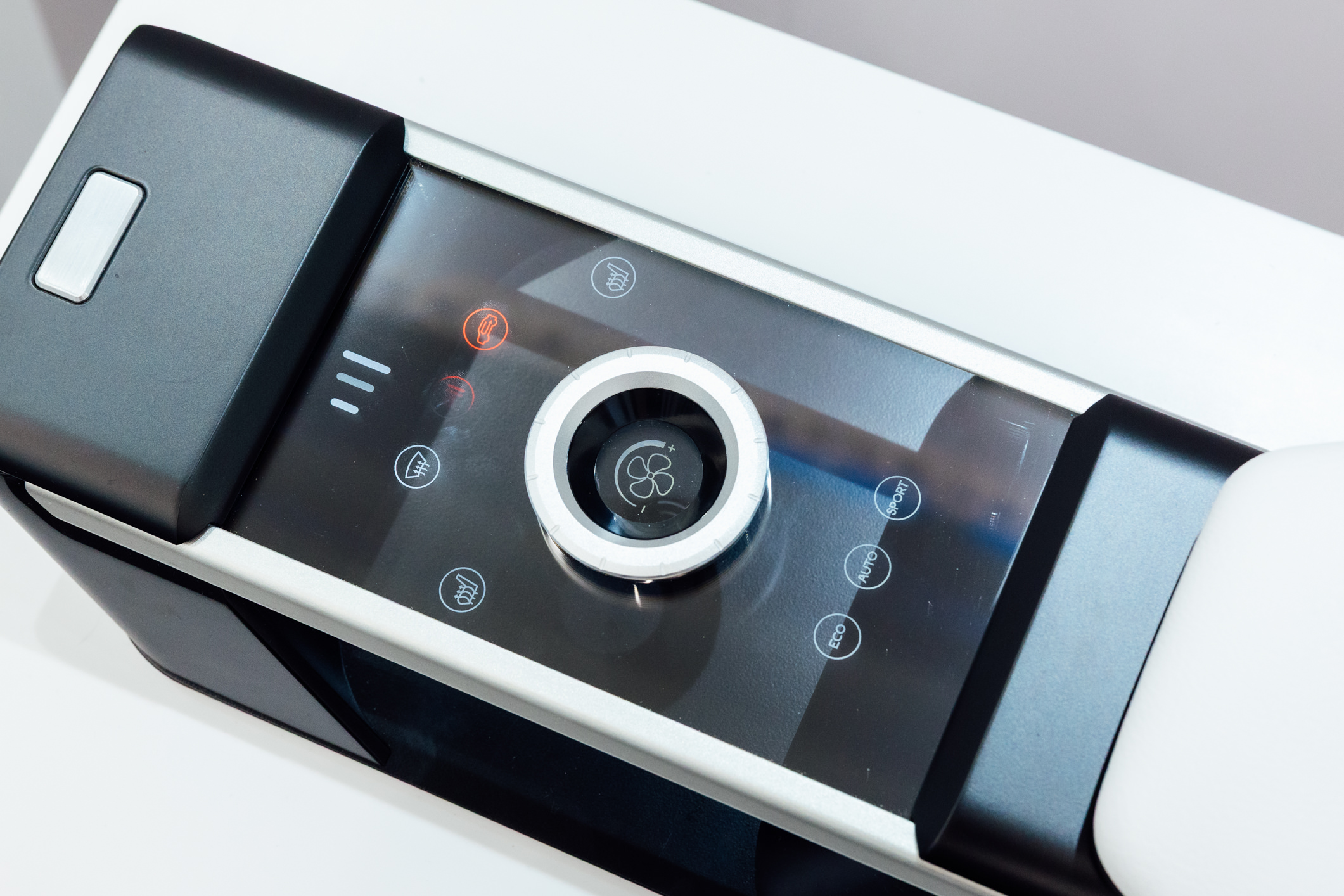 以极简设计打造的CrystalSense Console，为中央扶手区带来创新突破，将功能隐藏于简约的外观中，并采用悬浮式旋钮搭配玻璃面板与主动触觉回馈，仅在操作时才显现功能选单，提供直觉且可自定义的互动体验。